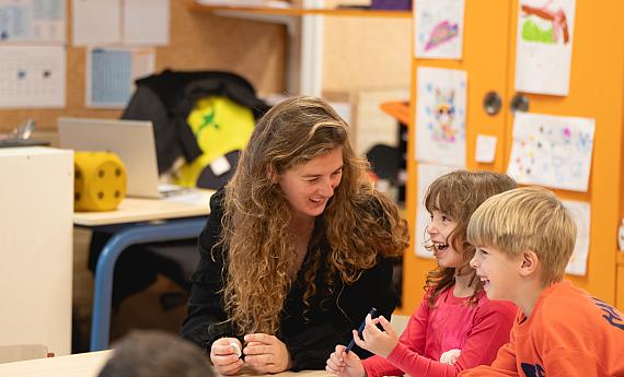 Hoe Stichting Onderwijsambassadeurs de samenleving de school in brengt