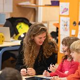 Hoe Stichting Onderwijsambassadeurs de samenleving de school in brengt